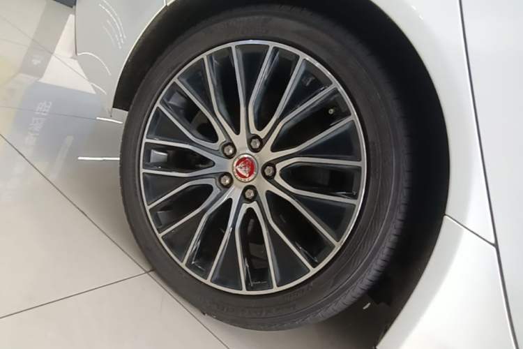 Used Jaguar XEL 2020 2.0T 200 PS S Advanced Elegance Edition Right Rear Wheel Hub