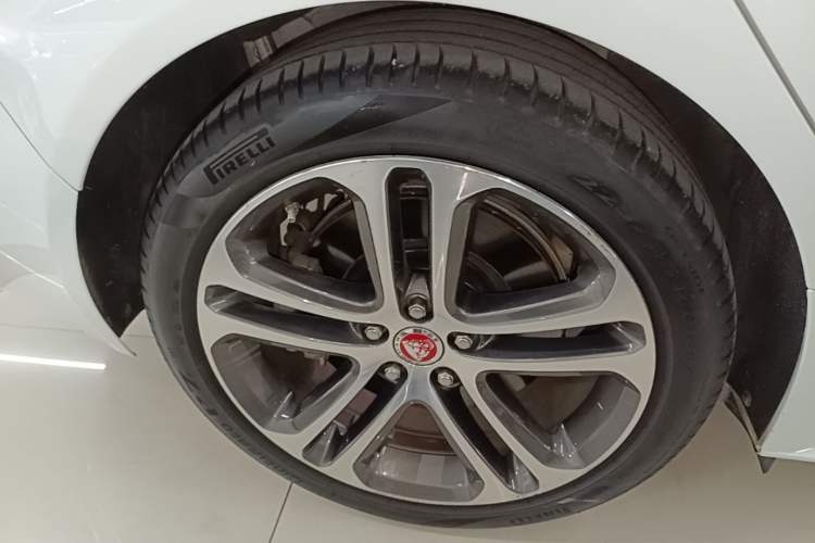 Used Jaguar XEL 2020 2.0T 200 PS R-DYNAMIC S Advanced Sport Edition Right Rear Wheel Hub
