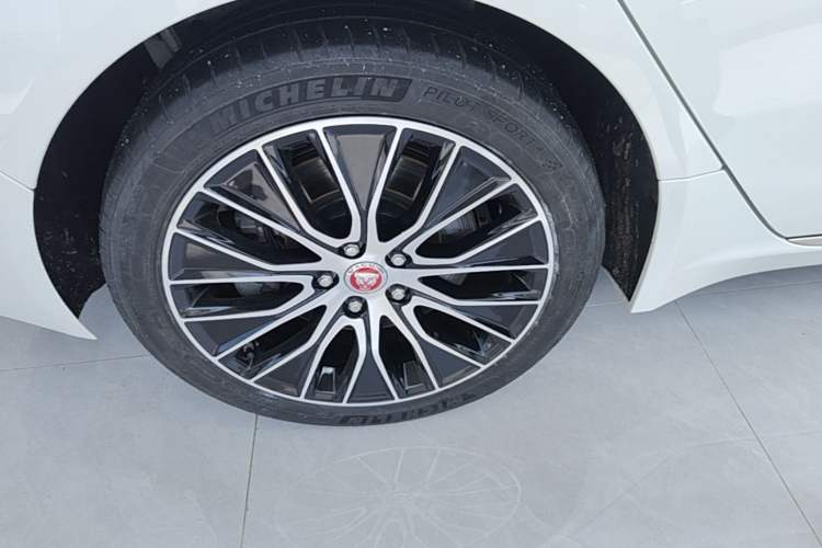 Used Jaguar XEL 2020 2.0T 250 PS SE Tech-Elegant Edition Right Rear Wheel Hub