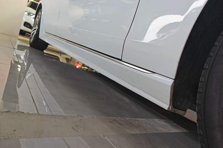 Used Jaguar XEL 2020 2.0T 200 PS R-DYNAMIC S Advanced Sport Edition Right Side Sill
