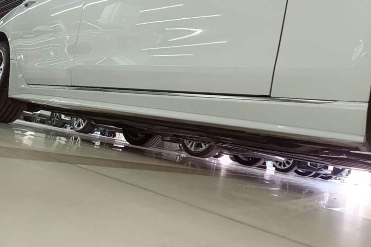 Used Jaguar XEL 2020 2.0T 200 PS R-DYNAMIC S Advanced Sport Edition Right Side Sill