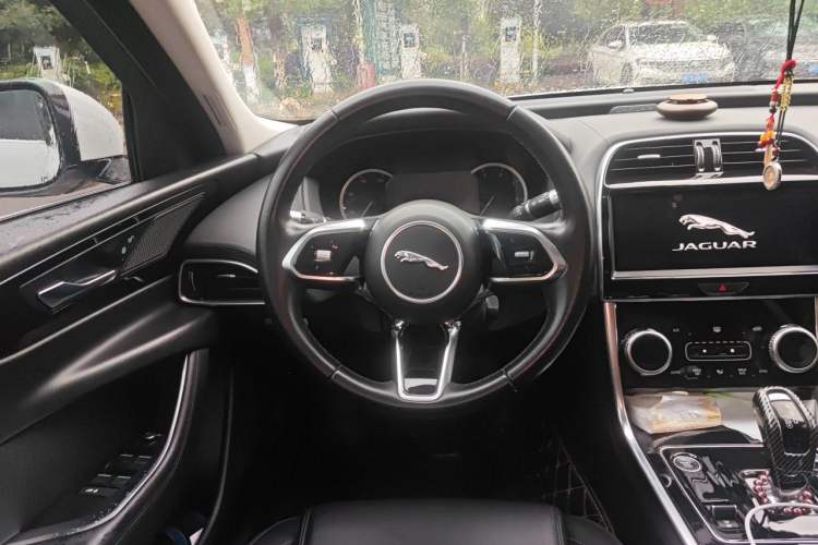 Used Jaguar XEL 2020 2.0T 200 PS S Advanced Elegance Edition Steering Wheel