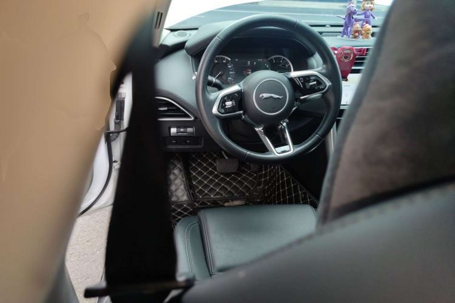 Used Jaguar XEL 2020 2.0T 200 PS S Advanced Elegance Edition Steering Wheel
