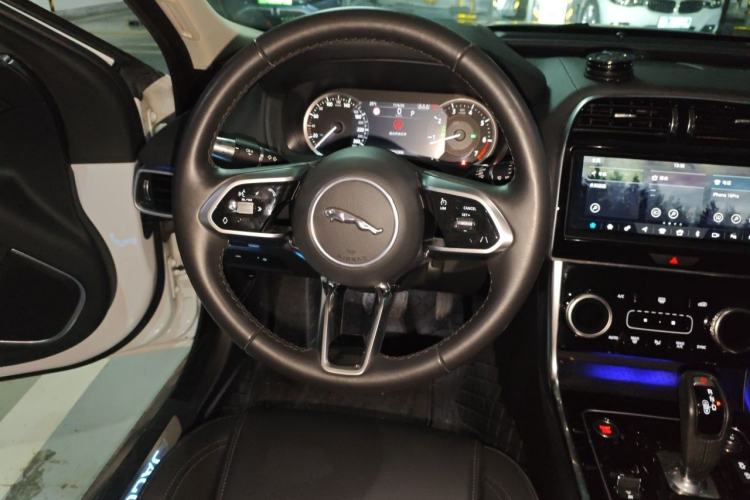 Used Jaguar XEL 2020 2.0T 200 PS S Advanced Elegance Edition Steering Wheel
