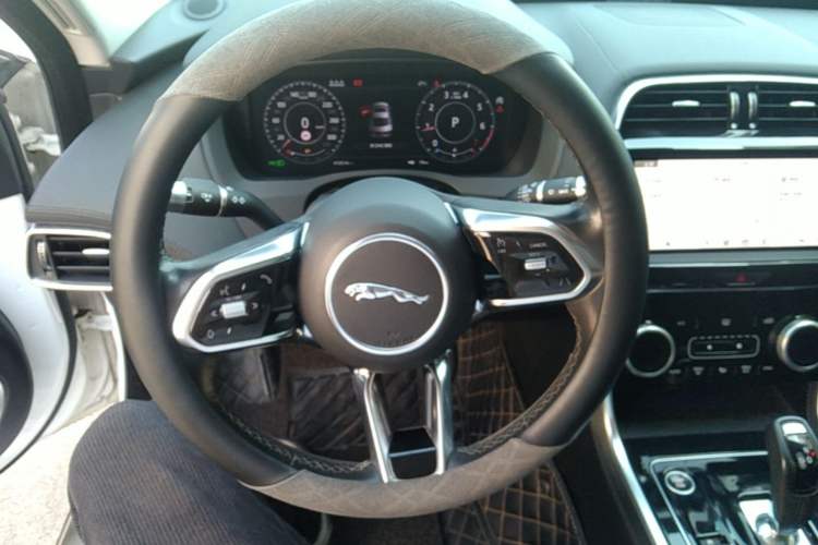 Used Jaguar XEL 2020 2.0T 200 PS S Advanced Elegance Edition Steering Wheel