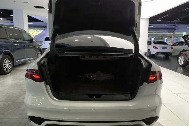 Used Jaguar XEL 2020 2.0T 200 PS R-DYNAMIC S Advanced Sport Edition Trunk