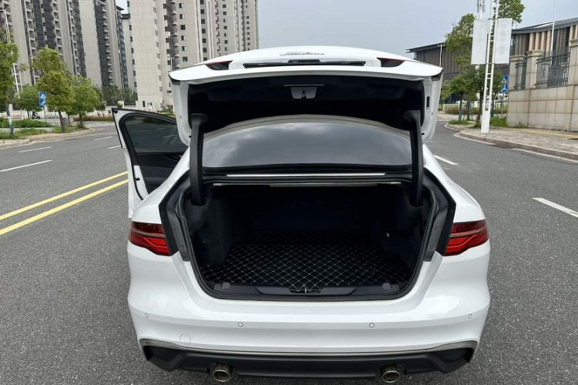 Used Jaguar XEL 2020 2.0T 200 PS S Advanced Elegance Edition Trunk