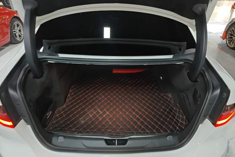 Used Jaguar XEL 2020 2.0T 200PS R-DYNAMIC Youth Sports Edition Trunk