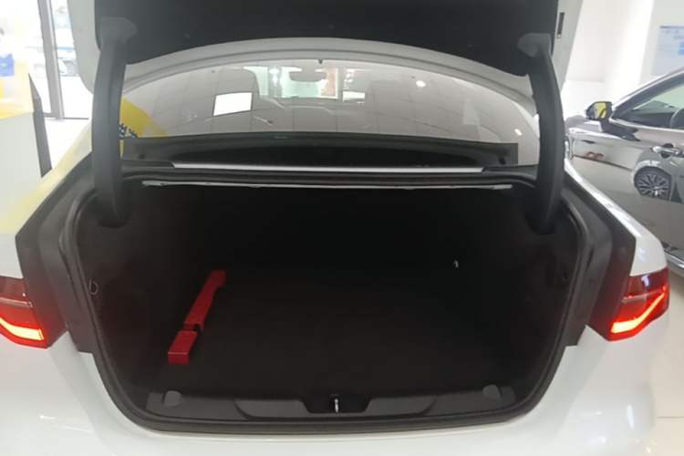 Used Jaguar XEL 2020 2.0T 200 PS S Advanced Elegance Edition Trunk