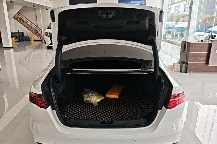 Used Jaguar XEL 2020 2.0T 200PS R-DYNAMIC Youth Sports Edition Trunk