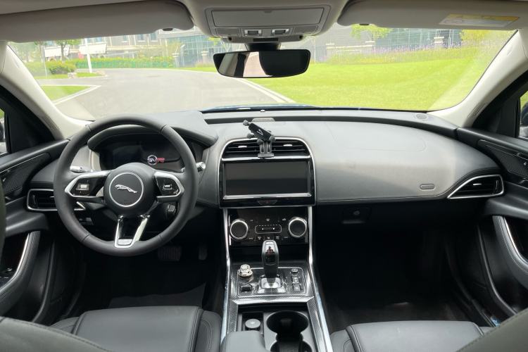 Used Jaguar XEL 2020 2.0T 250 PS SE Tech-Elegant Edition Center Console