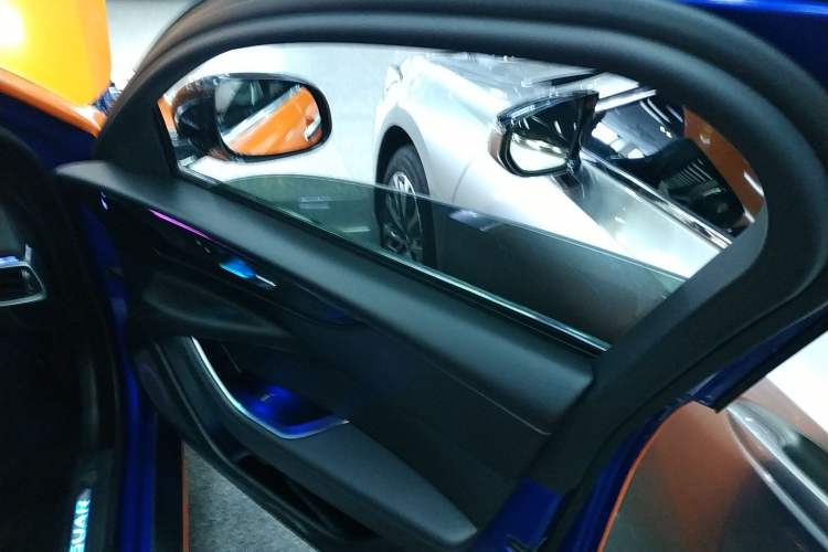 Used Jaguar XEL 2020 2.0T 250 PS SE Tech-Elegant Edition Right Front Door Interior