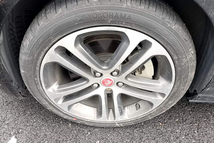 Used Jaguar XEL 2021 2.0T 250 PS R-DYNAMIC S Advanced Sport Edition Left Front Wheel Hub