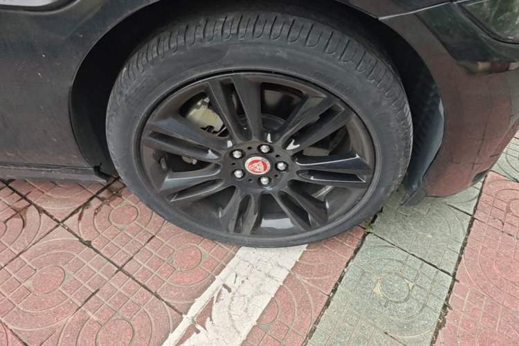 Used Jaguar XEL 2021 2.0T 250 PS Black Edition Sport Version Right Front Wheel Hub