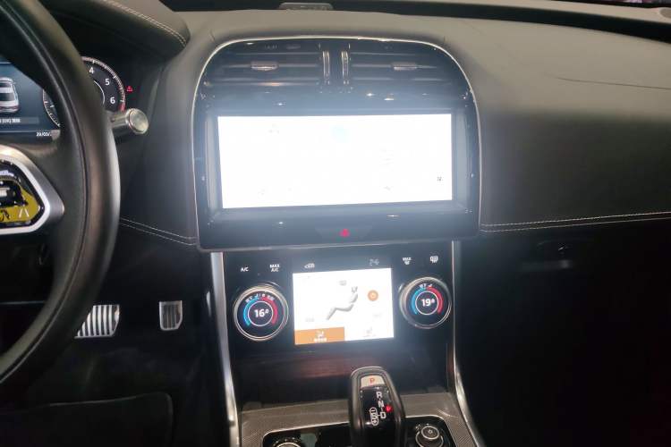 Used Jaguar XEL 2021 2.0T 250 PS R-DYNAMIC SE Tech Sport Edition Audio And AC Panel
