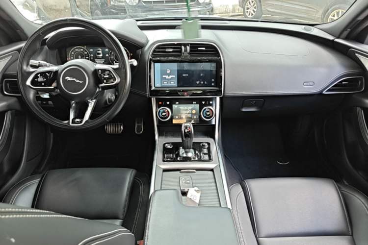 Used Jaguar XEL 2021 2.0T 250 PS R-DYNAMIC SE Tech Sport Edition Center Console