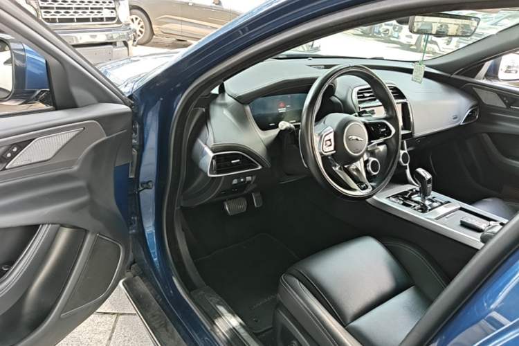Used Jaguar XEL 2021 2.0T 250 PS R-DYNAMIC SE Tech Sport Edition Driver Seat