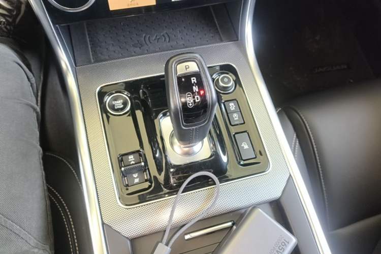 Used Jaguar XEL 2021 2.0T 250 PS R-DYNAMIC SE Tech Sport Edition Gear Lever