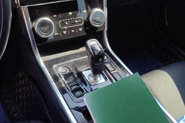Used Jaguar XEL 2021 2.0T 250 PS S Progressive Elegance Edition Gear Lever