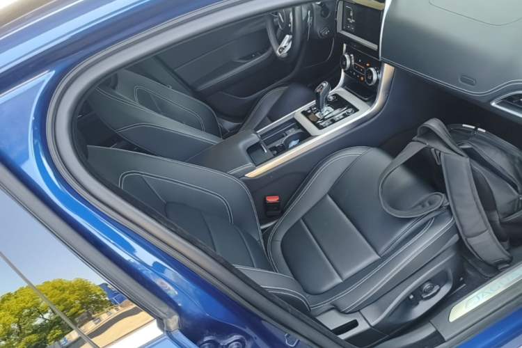 Used Jaguar XEL 2021 2.0T 250 PS R-DYNAMIC S Advanced Sport Edition Right Front Seat