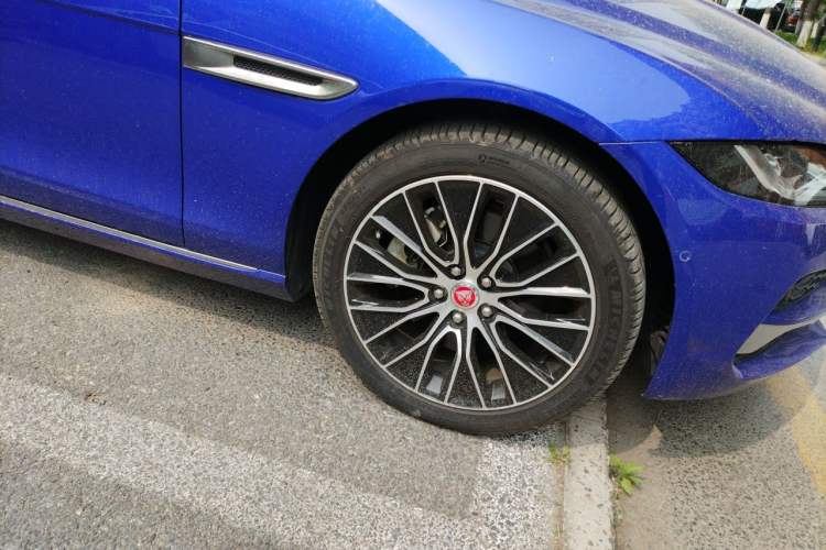 Used Jaguar XEL 2021 2.0T 250 PS S Progressive Elegance Edition Right Front Wheel Hub