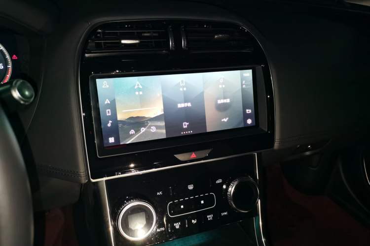 Used Jaguar XEL 2021 2.0T 250 PS S Progressive Elegance Edition Audio And AC Panel