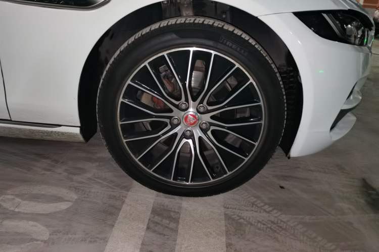 Used Jaguar XEL 2021 2.0T 250 PS S Progressive Elegance Edition Right Front Wheel Hub