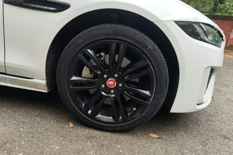 Used Jaguar XEL 2021 2.0T 250 PS Black Edition Sport Version Right Front Wheel Hub