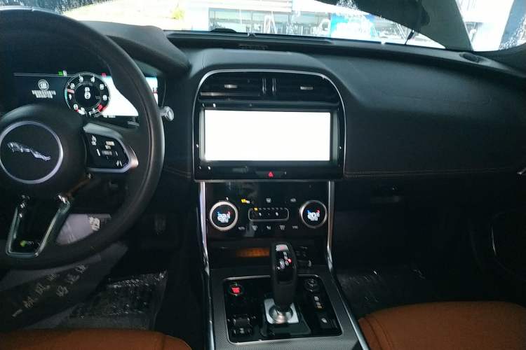 Used Jaguar XEL 2021 2.0T 250 PS R-DYNAMIC S Advanced Sport Edition Audio And AC Panel