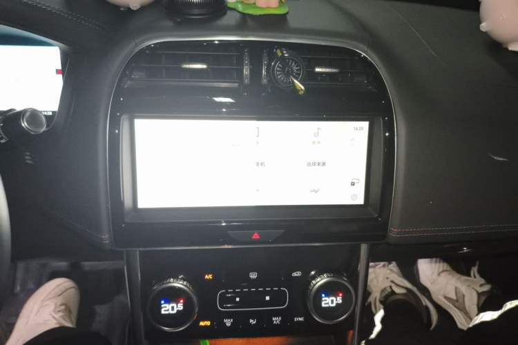 Used Jaguar XEL 2021 2.0T 250 PS R-DYNAMIC S Advanced Sport Edition Audio And AC Panel