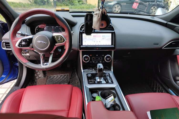 Used Jaguar XEL 2021 2.0T 200PS R-DYNAMIC Youth Sports Edition Center Console