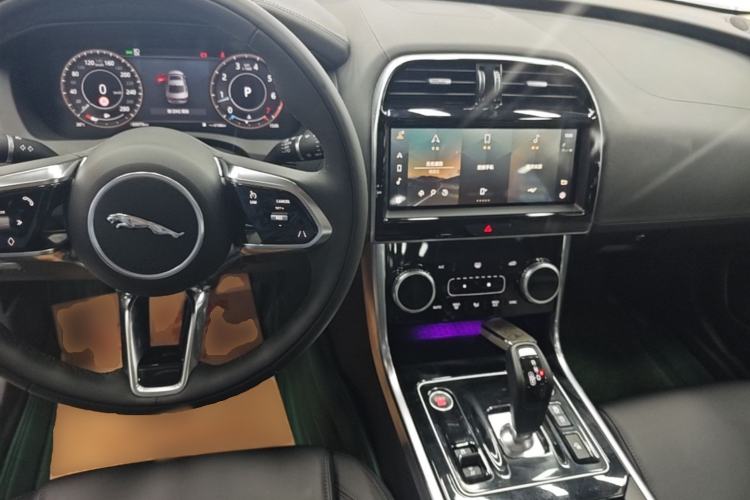 Used Jaguar XEL 2021 2.0T 250 PS S Progressive Elegance Edition Center Console