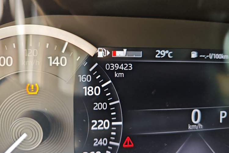 Used Jaguar XEL 2021 2.0T 200PS R-DYNAMIC Youth Sports Edition Odometer Close Up