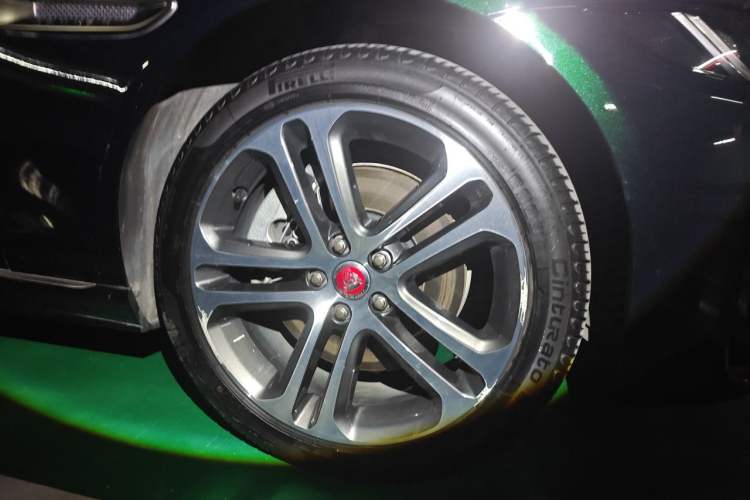 Used Jaguar XEL 2021 2.0T 250 PS R-DYNAMIC S Advanced Sport Edition Right Front Wheel Hub