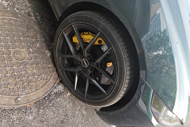 Used Jaguar XEL 2021 2.0T 250 PS Black Edition Sport Version Right Front Wheel Hub