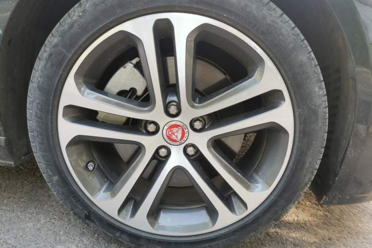 Used Jaguar XEL 2021 2.0T 250 PS R-DYNAMIC S Advanced Sport Edition Right Front Wheel Hub