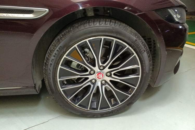 Used Jaguar XEL 2021 2.0T 250 PS S Progressive Elegance Edition Right Front Wheel Hub