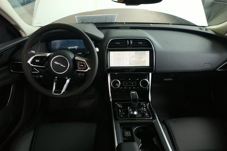 Used Jaguar XEL 2021 2.0T 250 PS S Progressive Elegance Edition Center Console
