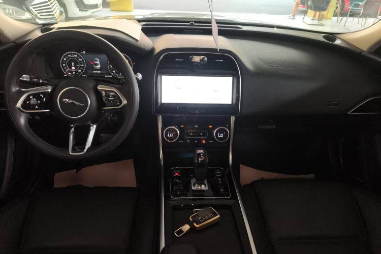 Used Jaguar XEL 2021 2.0T 250 PS S Progressive Elegance Edition Center Console
