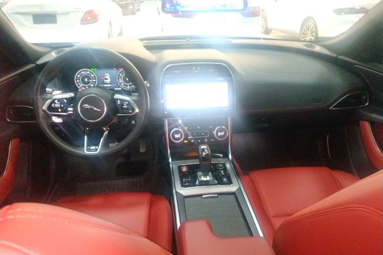 Used Jaguar XEL 2021 2.0T 250 PS R-DYNAMIC S Advanced Sport Edition Center Console