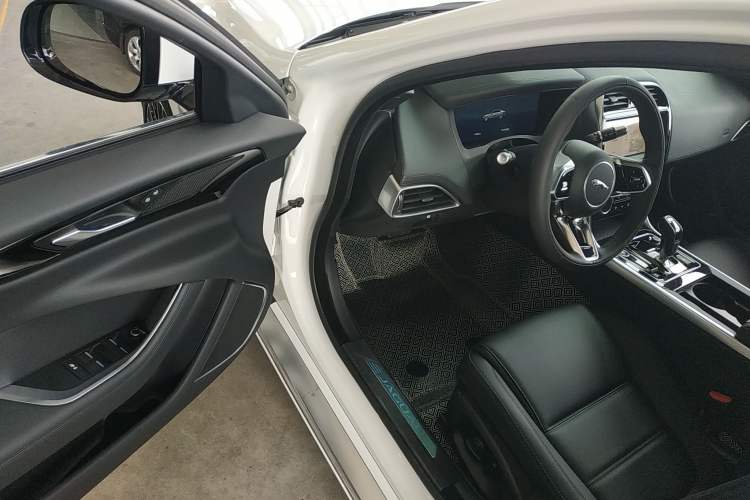 Used Jaguar XEL 2021 2.0T 250 PS S Progressive Elegance Edition Driver Seat