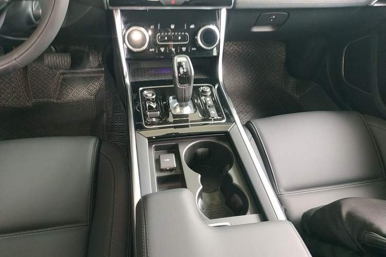 Used Jaguar XEL 2021 2.0T 250 PS S Progressive Elegance Edition Gear Lever