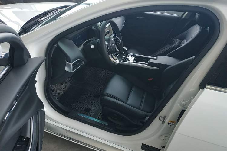 Used Jaguar XEL 2021 2.0T 250 PS S Progressive Elegance Edition Left Front Seat