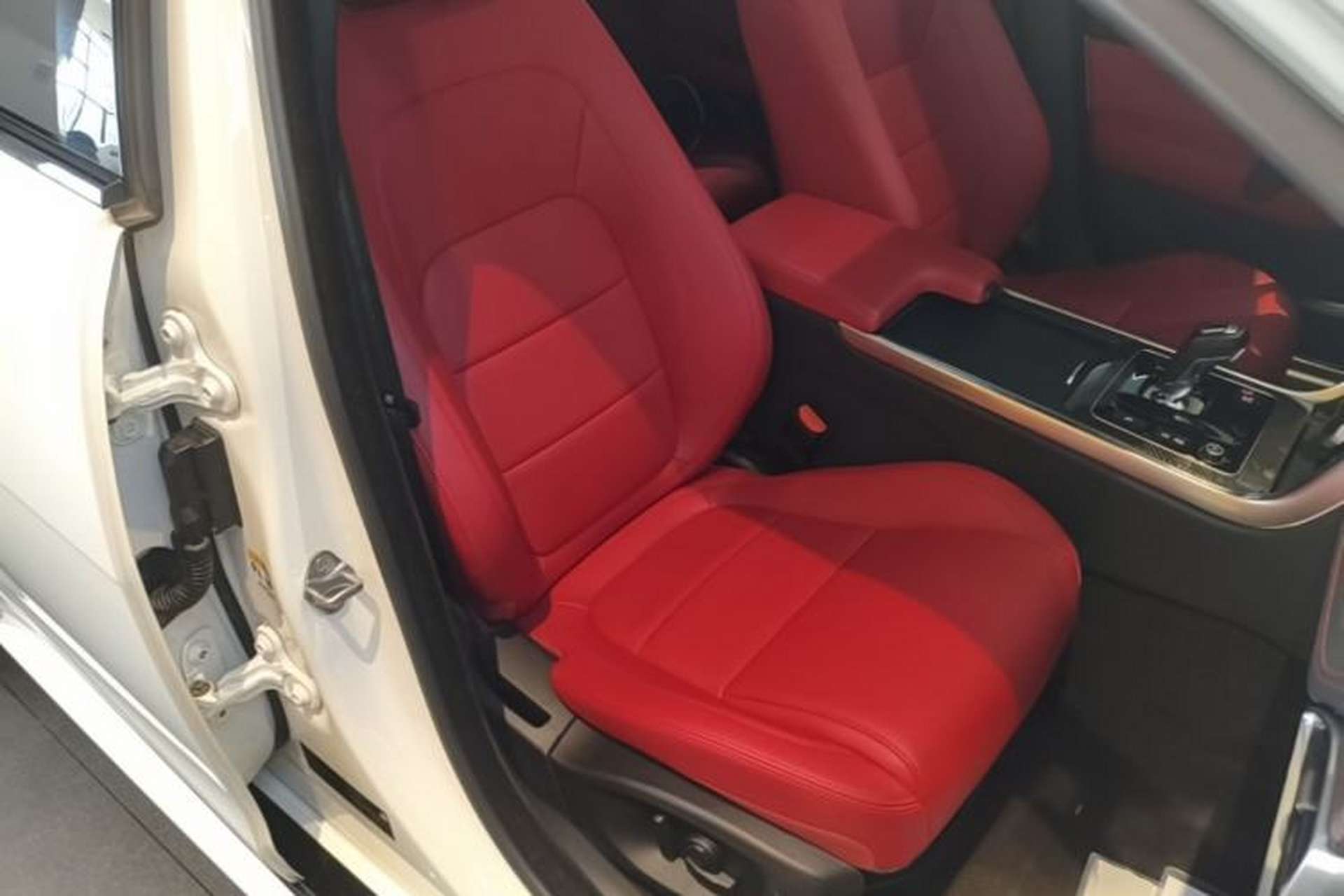 Used Jaguar XEL 2021 2.0T 250 PS Black Edition Sport Version Right Front Seat