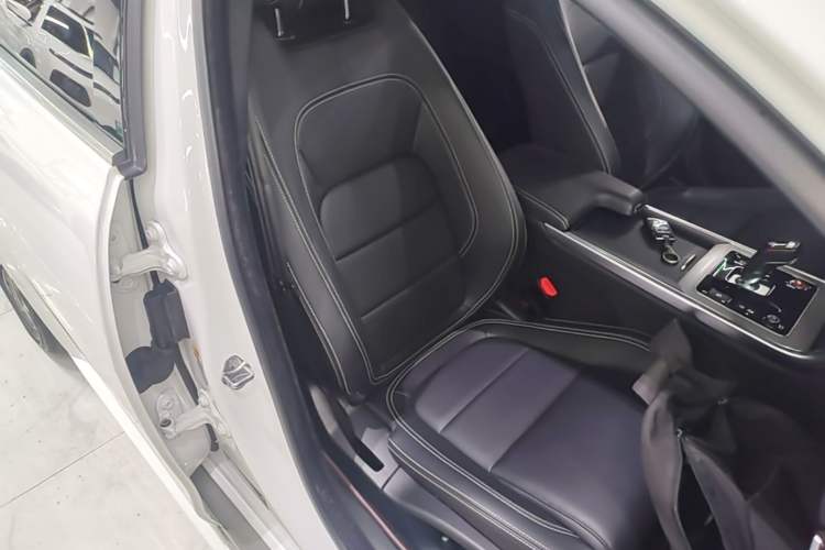 Used Jaguar XEL 2021 2.0T 200PS R-DYNAMIC Youth Sports Edition Right Front Seat
