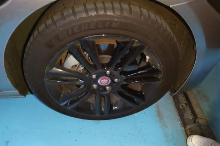 Used Jaguar XEL 2021 2.0T 250 PS Black Edition Sport Version Right Front Wheel Hub