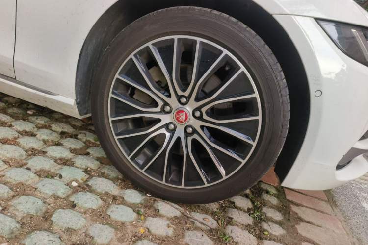 Used Jaguar XEL 2021 2.0T 250 PS S Progressive Elegance Edition Right Front Wheel Hub