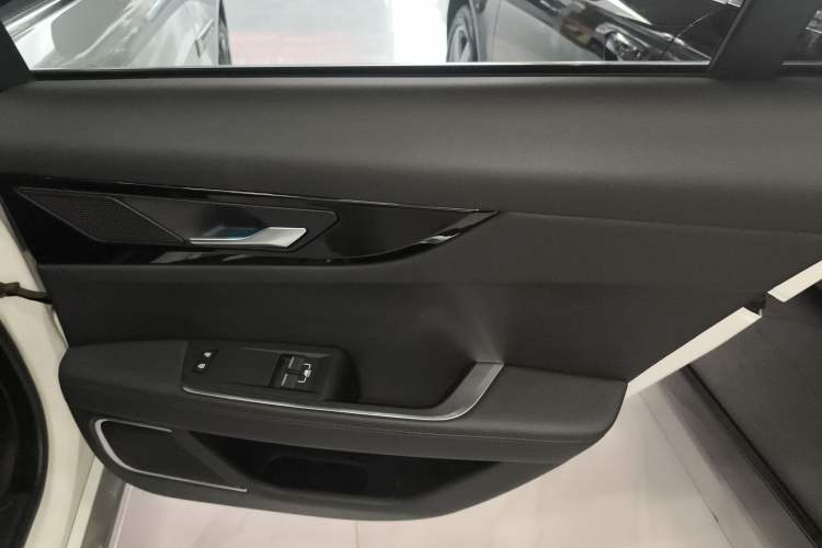 Used Jaguar XEL 2021 2.0T 250 PS S Progressive Elegance Edition Right Rear Door Interior