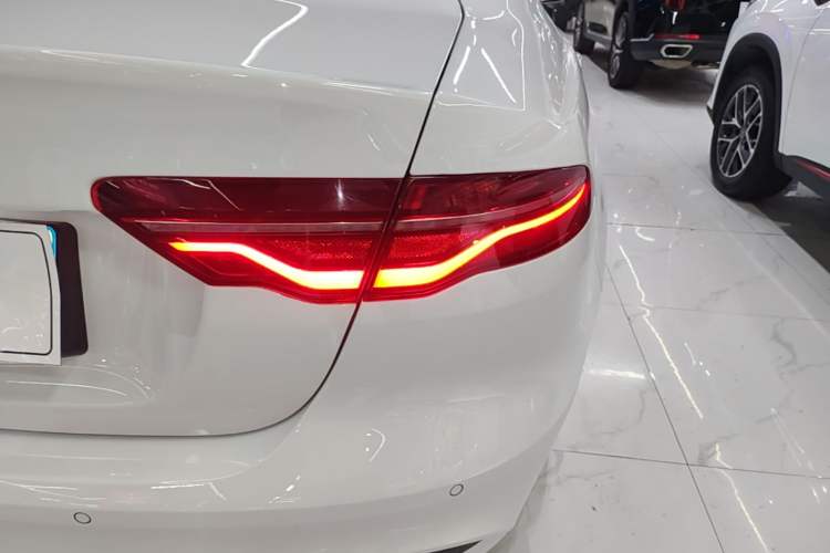 Used Jaguar XEL 2021 2.0T 200PS R-DYNAMIC Youth Sports Edition Right Rear Taillight