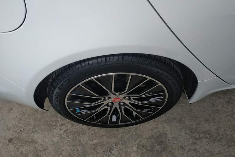 Used Jaguar XEL 2021 2.0T 250 PS S Progressive Elegance Edition Right Rear Wheel Hub